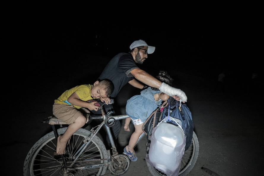 Palestinians flee northern Gaza southward amid Israeli attacks