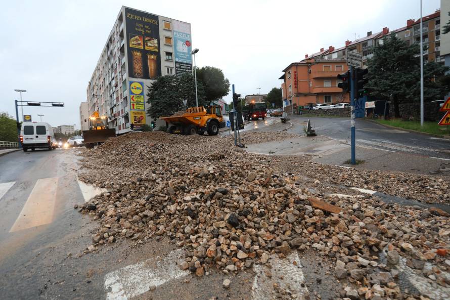 Rijeka: Zemja i kamenje na cesti u Vukovarskoj ulici