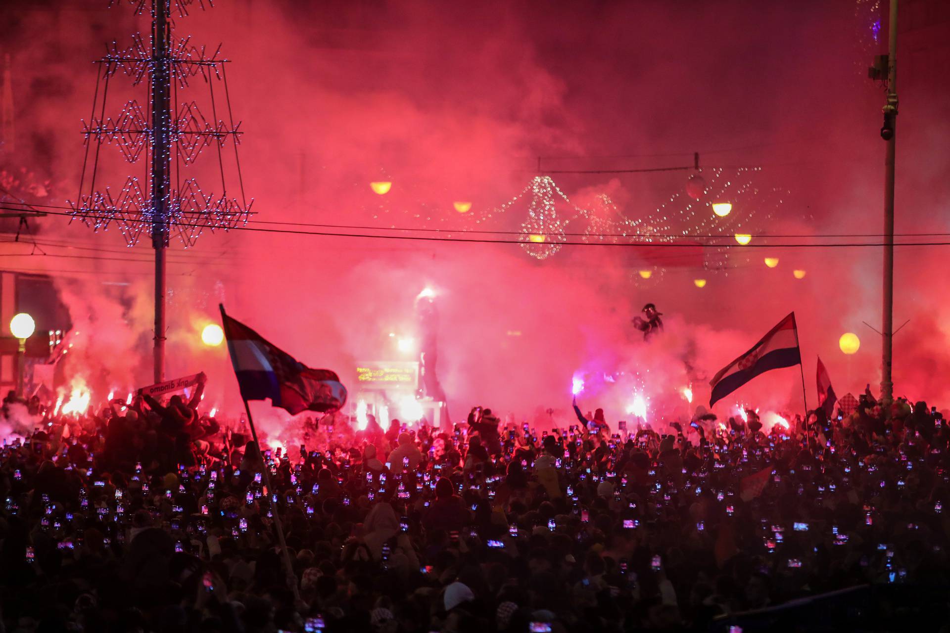 Prava ludnica vlada na Jelačićevom trgu, Vatreni krenuli prema Trgu