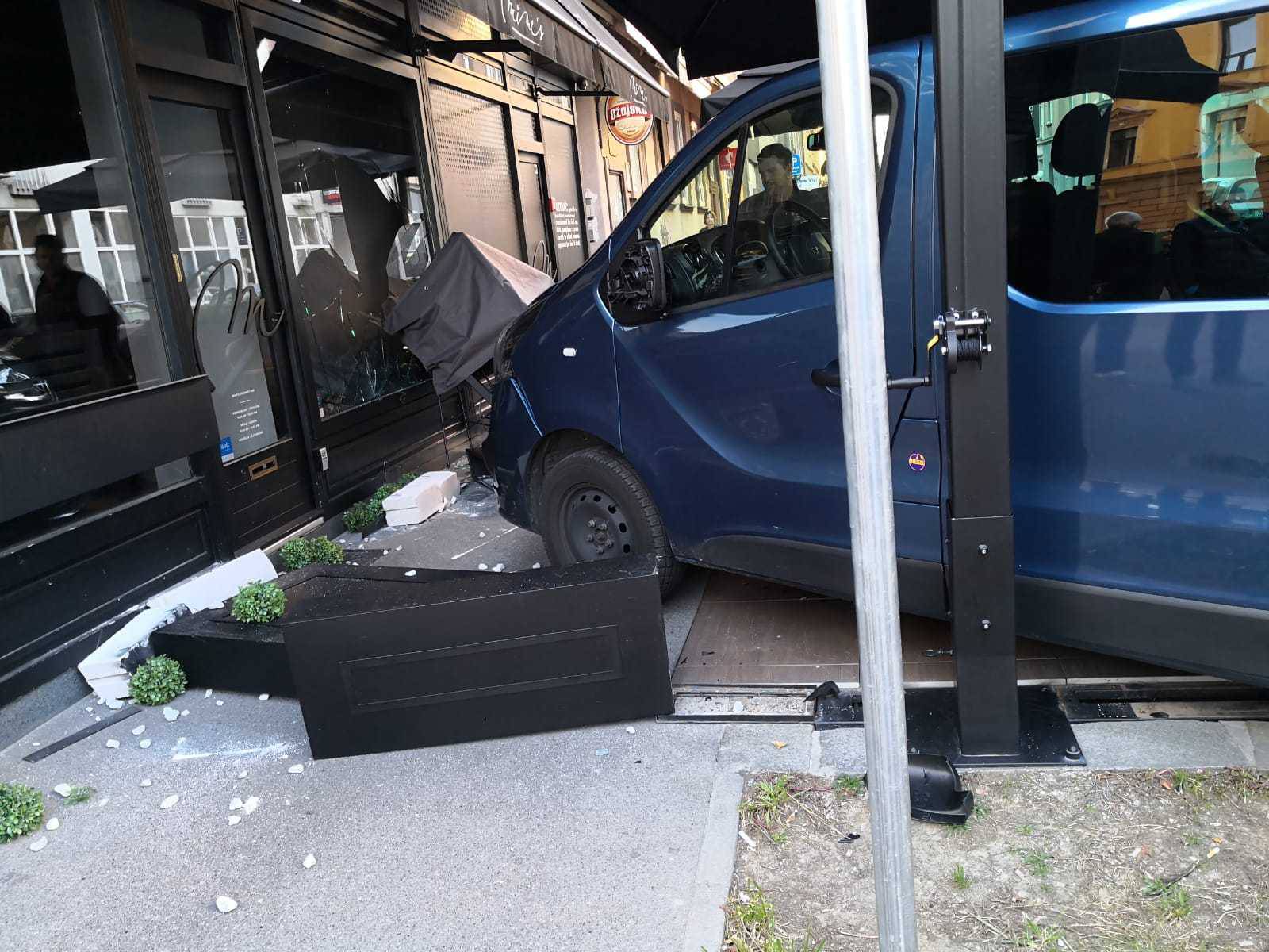 Automobilom se zabio u terasu restorana: Pokosio je stolice