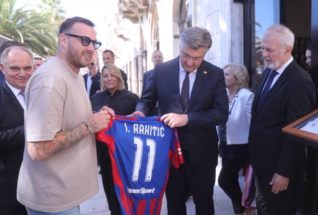 Split: Andrej Plenković na poklon dobio dres Ivana Rakitića