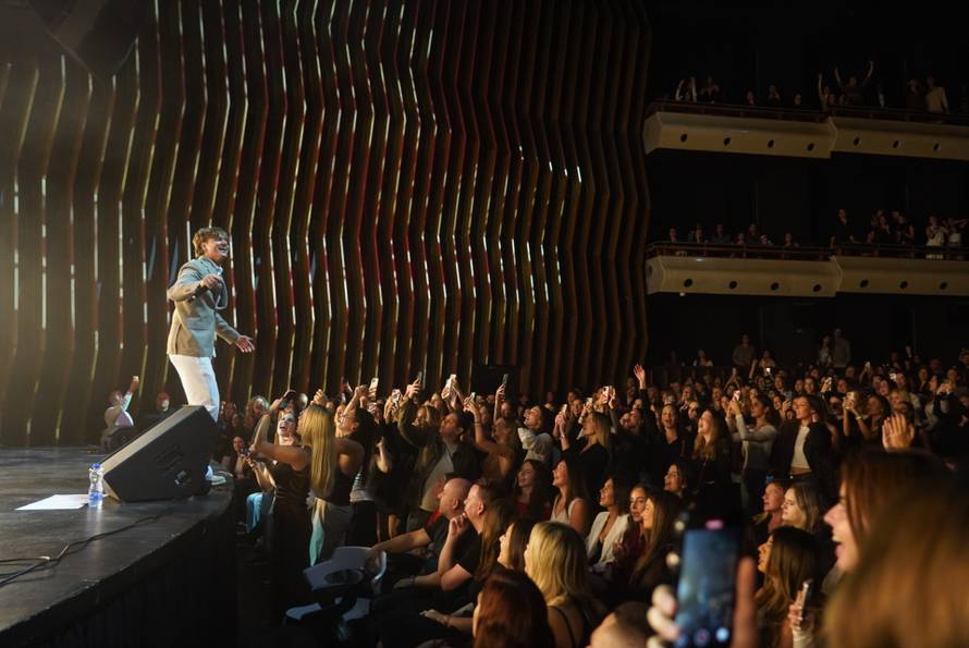 Teenage star Jakov Jozinovic gave his first performance in the MTS Hall.Tinejdz zvezda Jakov Jozinovic odrzao je prvi nastup u mts Dvorani.