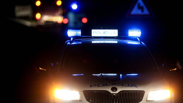 Auto sletio s ceste na Hvaru: Vozač mrtav, suvozač u bolnici