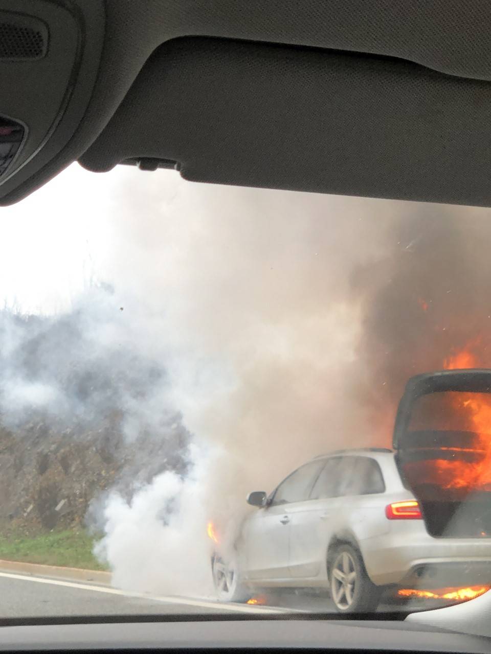 VIDEO Izgorio auto na ulasku u Pulu, vatrogasci ugasili požar