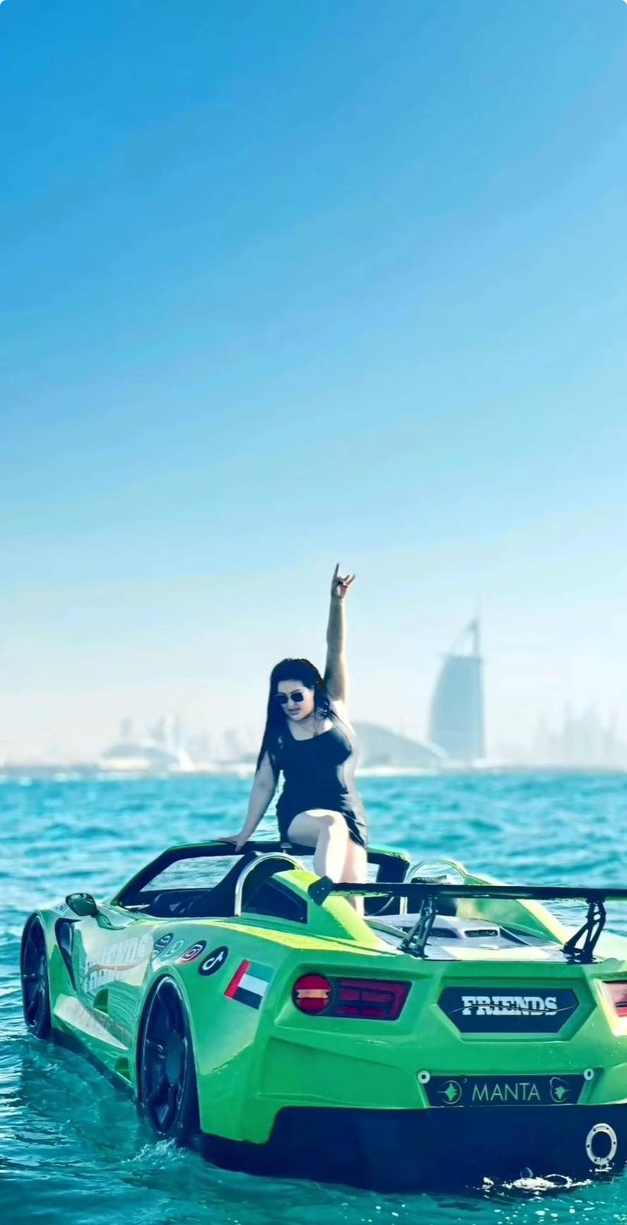 Dragana Mirković u Dubaiju juri 'autom' po vodi: Sa Sekom pila poseban 'zlatni' cappuccino...