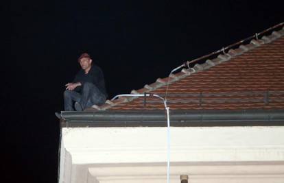 Prosvjednik na krovu prijetio: 'Za mene će netko odgovarati'