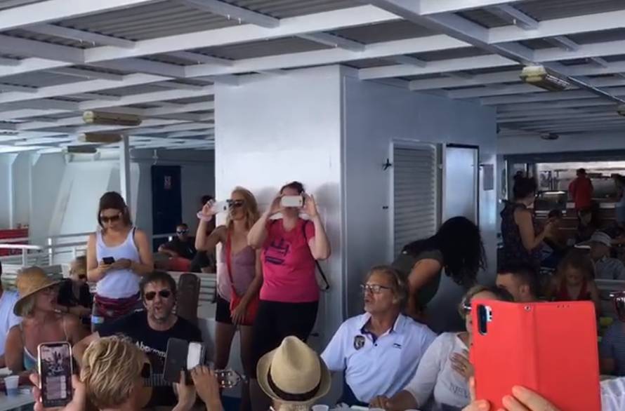 Oliveru zapjevali 'Kad mi dođeš ti' na trajektu Vela Luka - Split