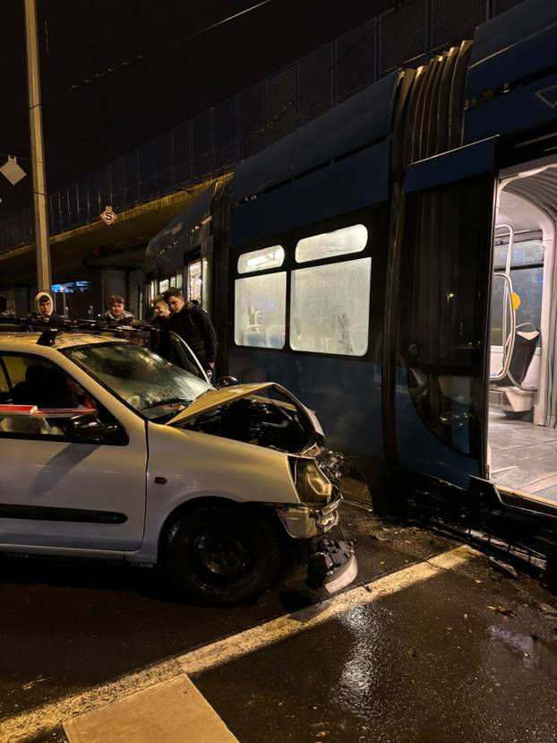 FOTO Auto se zabio u tramvaj kod Utrina, putnici u šoku: 'Tu je udario baš gdje sam sjedila'