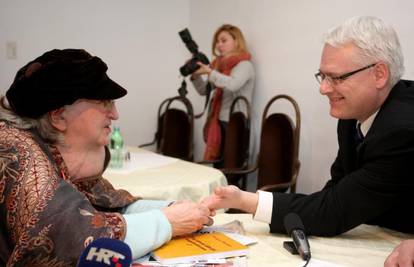Vesna Parun predsjedniku Josipoviću gatala iz dlana