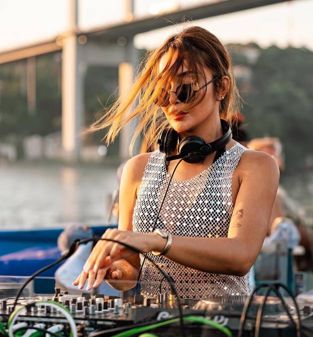 FOTO Prelijepa DJ-ica koja tvrdi da je bila liječnica obožava pokazivati tijelo u badiću