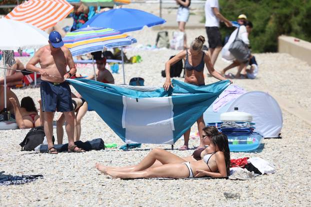 Rijeka: Kupači uživaju u kupanju i sunčanju na plaži Ploče na Kantridi