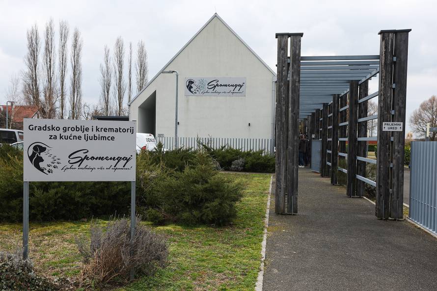 Zagreb: U grobno mjesto u Spomengaju u Dumovcu polozeni su posmrtni ostaci sluzbenih pasa MUP-a uginulih u protekle tri godine