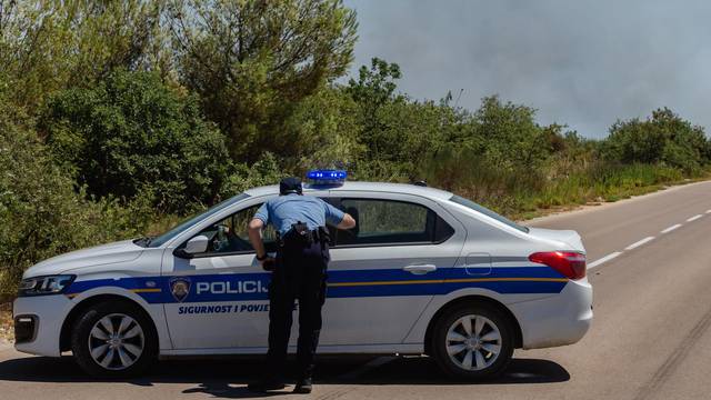 Visočane: Požar na Benkovačkoj cesti gase vatrogasci i kanader