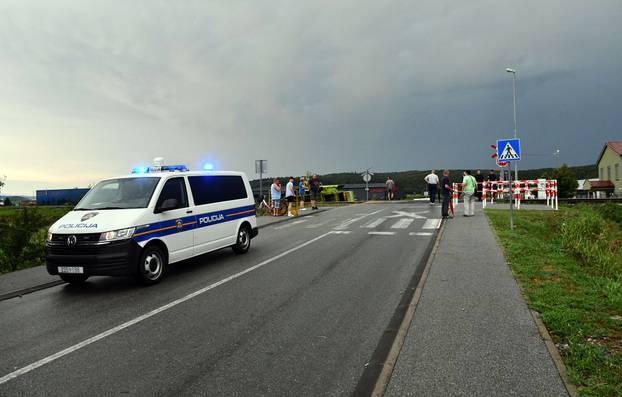 Na pružnom prijelazu u Pleternici vlak naletio na kombajn