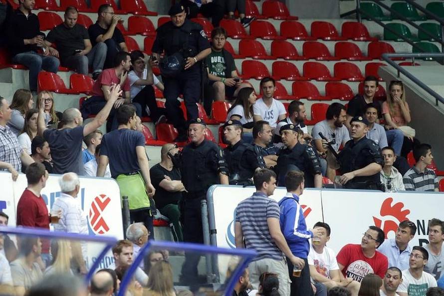 Frka u dvorani: Zadrani palili zastave i tukli se s policijom