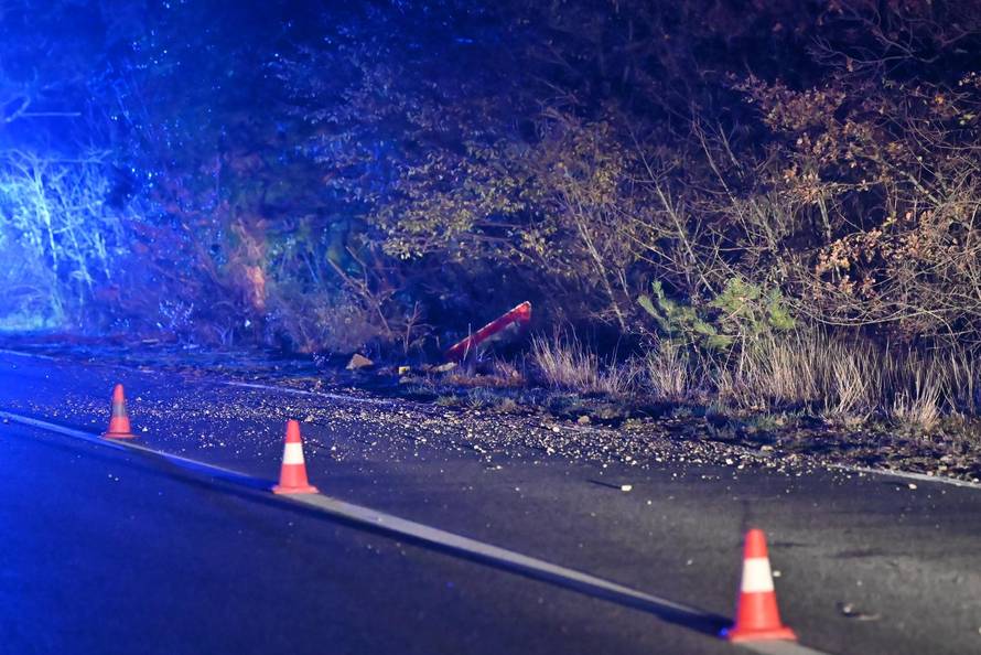 Zadvarje: Četriri osobe ozlijeđene pri sletanju automobila s ceste u provaliju