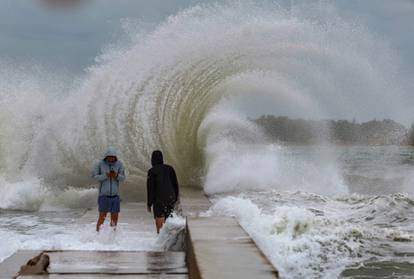 FOTO Umag pod vodom: Snažan vjetar izmamio surfere na more, šetače je 'okupao' ogroman val