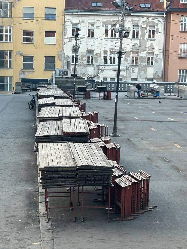 FOTO Dolac izgleda sablasno: S platoa su maknuli sve štandove