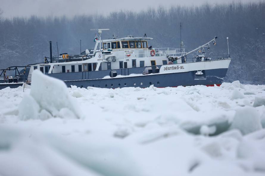 2017. Dunav se zaledio, Hrvati pozvali ma?arske ledolomce u pomo?