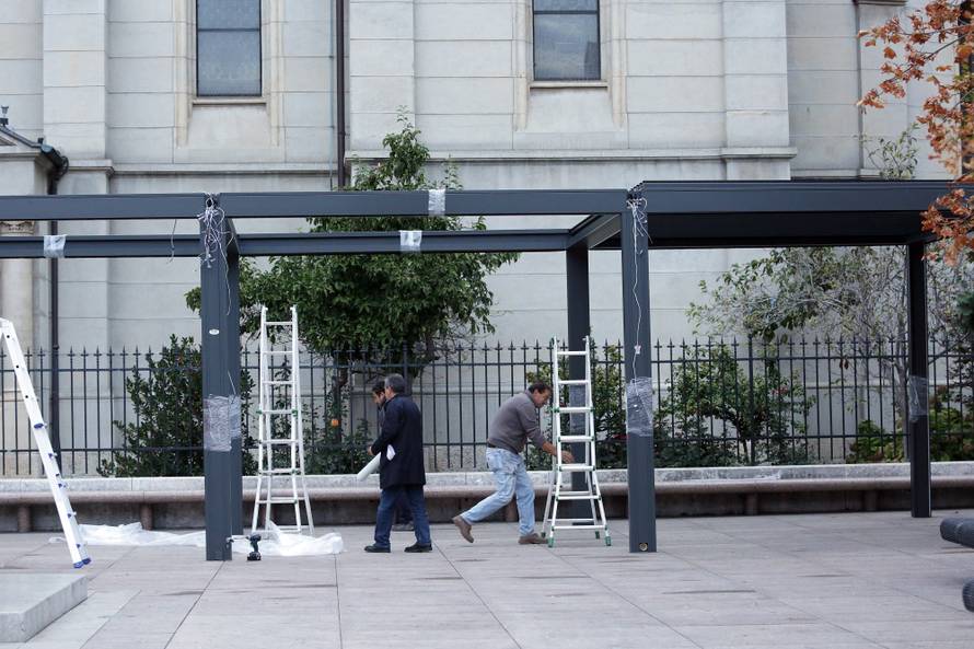 Pogledajte kako radnici od rane zore uklanjaju nadstrešnicu...