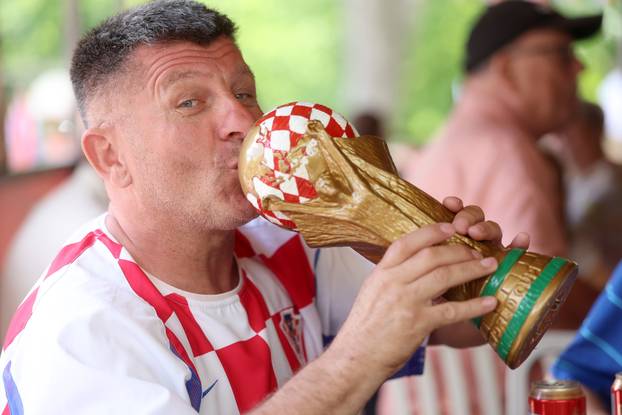SP 2026 Mississauga: Hrvatski navijači pozirali sa replikom pehara SP-a