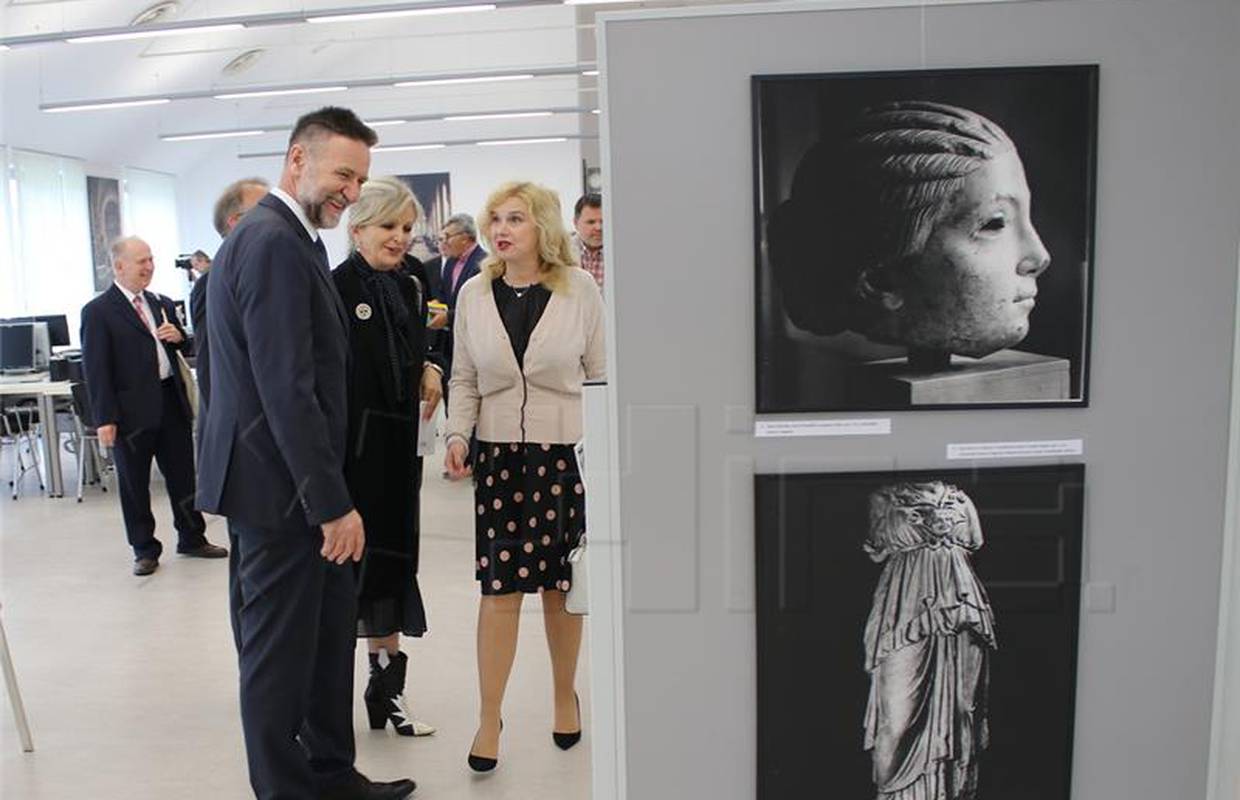 Postavljena je prva izložba na fakultetu Hrvatski studiji i to o spomenicima na fotografijama