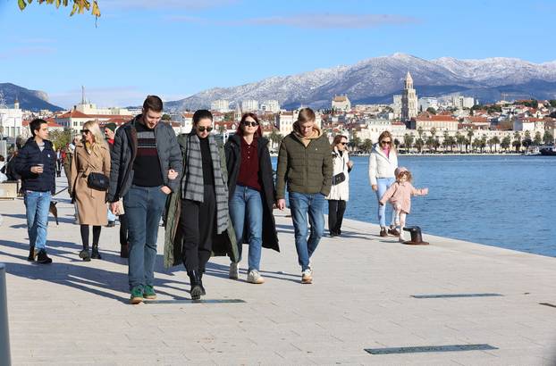 Zubato sunce u Splitu izmamilo je brojne šetače