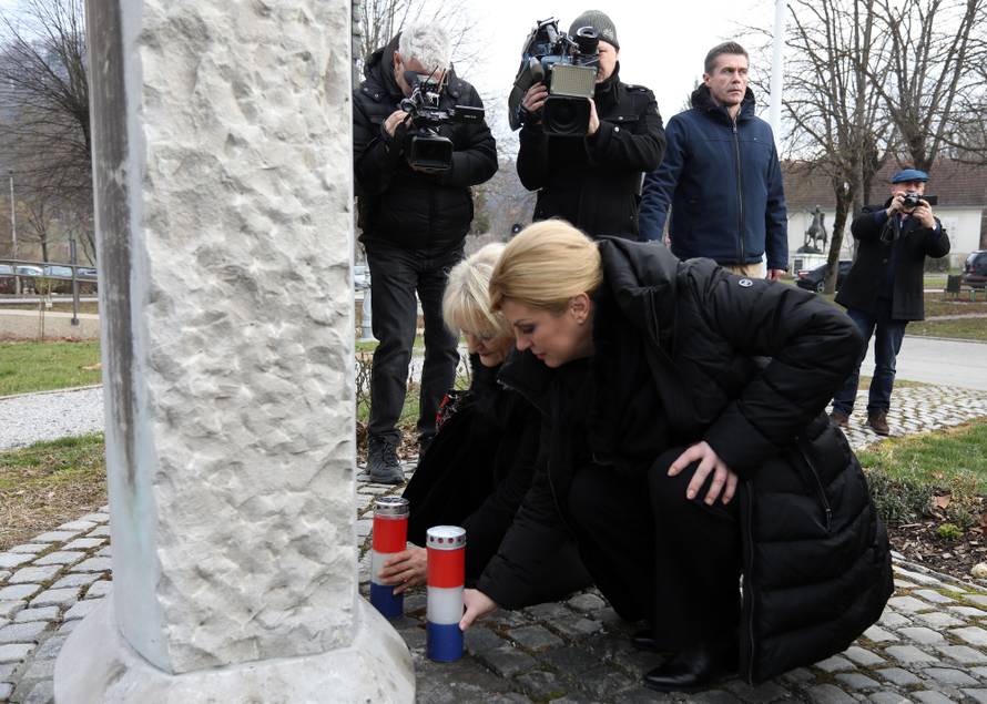 Kolinda polagala vijence, palila svijeće i slavila Novu godinu