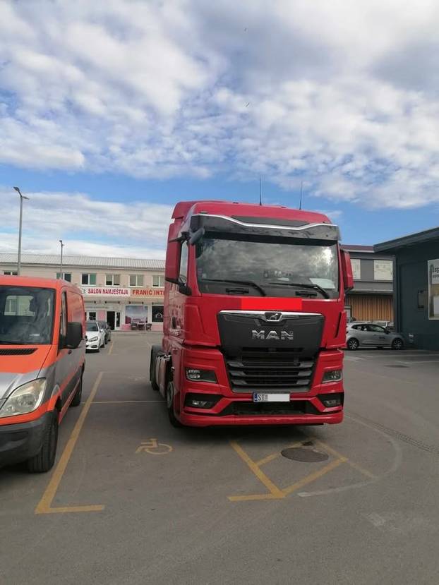 FOTO Ako trebate savjet kako (ne) parkirati, pogledajte ove bisere! Od ovoga boli glava