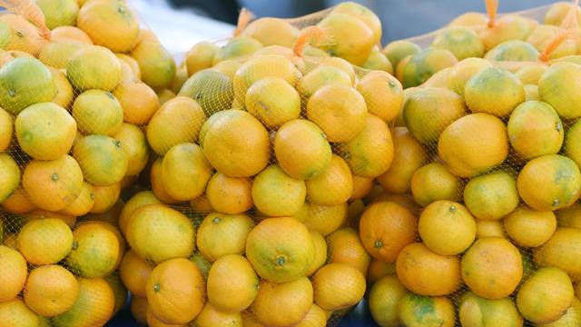 Prodaja mandarina iz doline Neretve na štandovima u Šibeniku