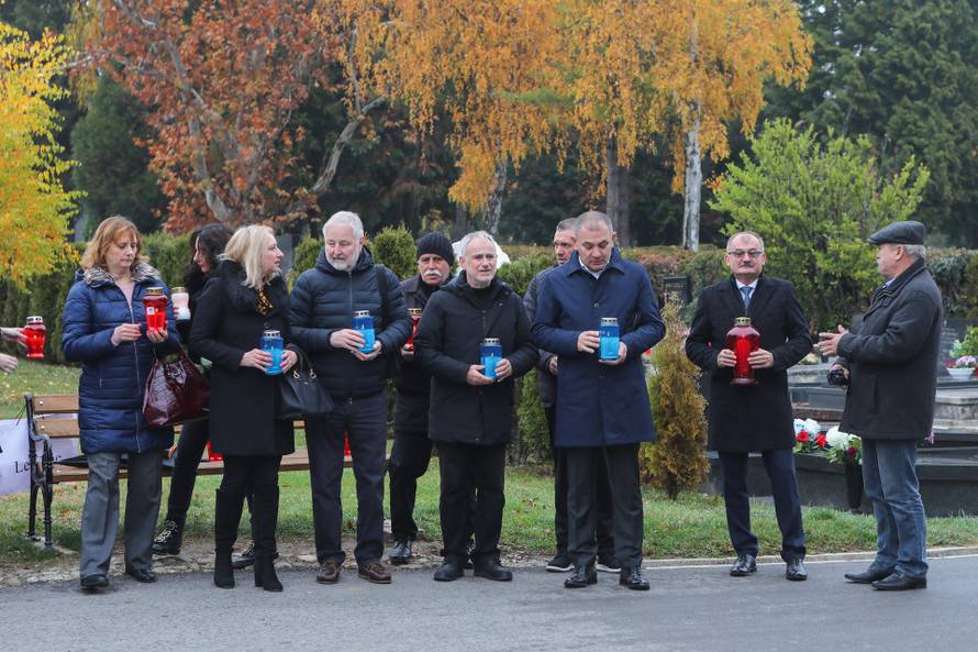 Povodom Bandićevog rođendana suradnici zapalili svijeće na njegov grob