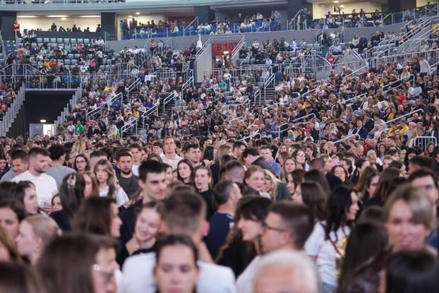 Zagreb: U Areni Zagreb održan koncert "Progledaj srcem"
