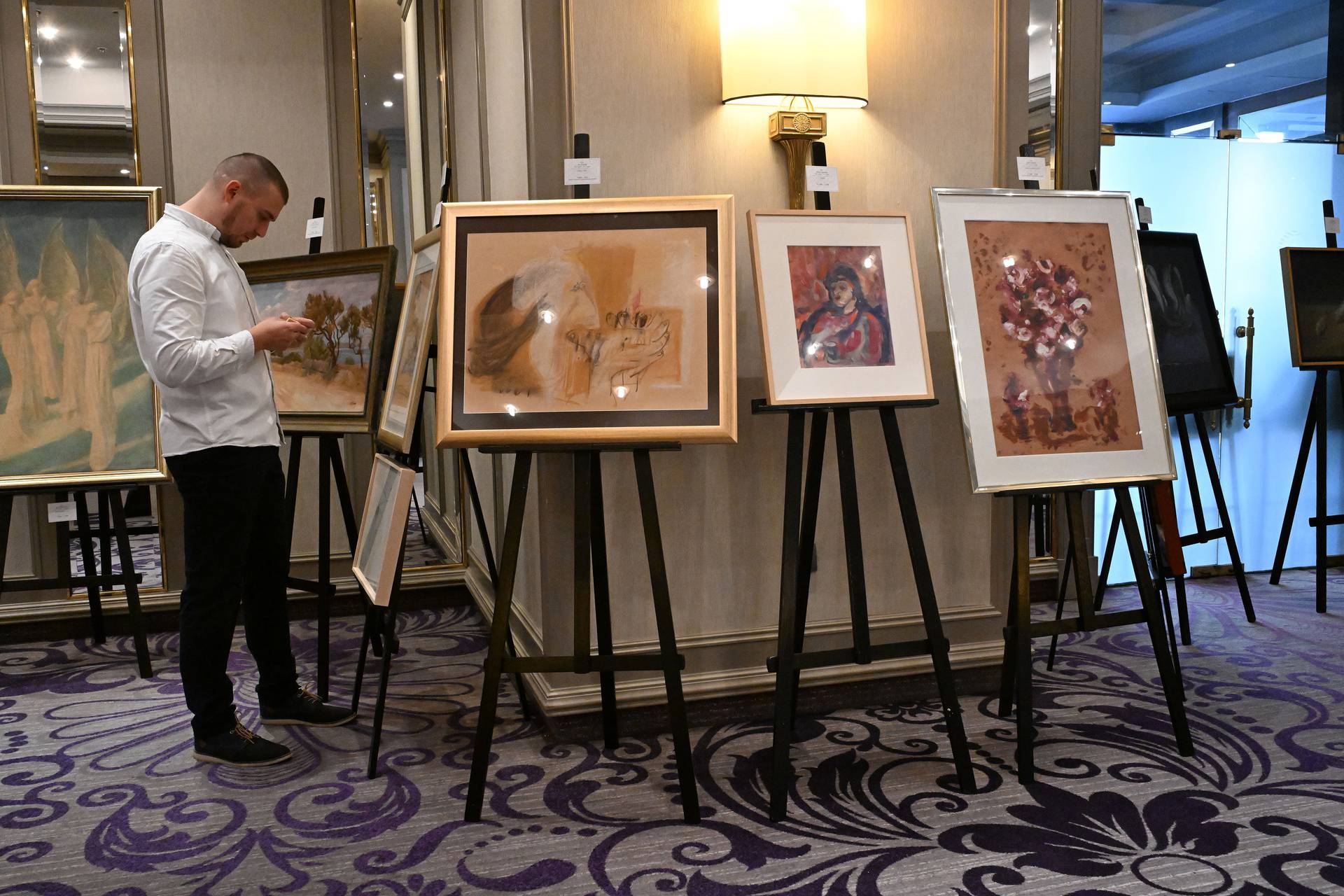 Zagreb: U Hotelu Sheraton izložena su razna umjetnička djela uoči Zimske aukcije aukcijske kuće Artmark Croatia