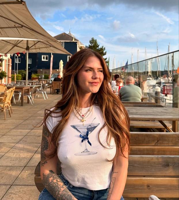 FOTO Izbačena sa stadiona zbog provokativne odjeće: 'Nisu mogli podnijeti moj vrući izgled'