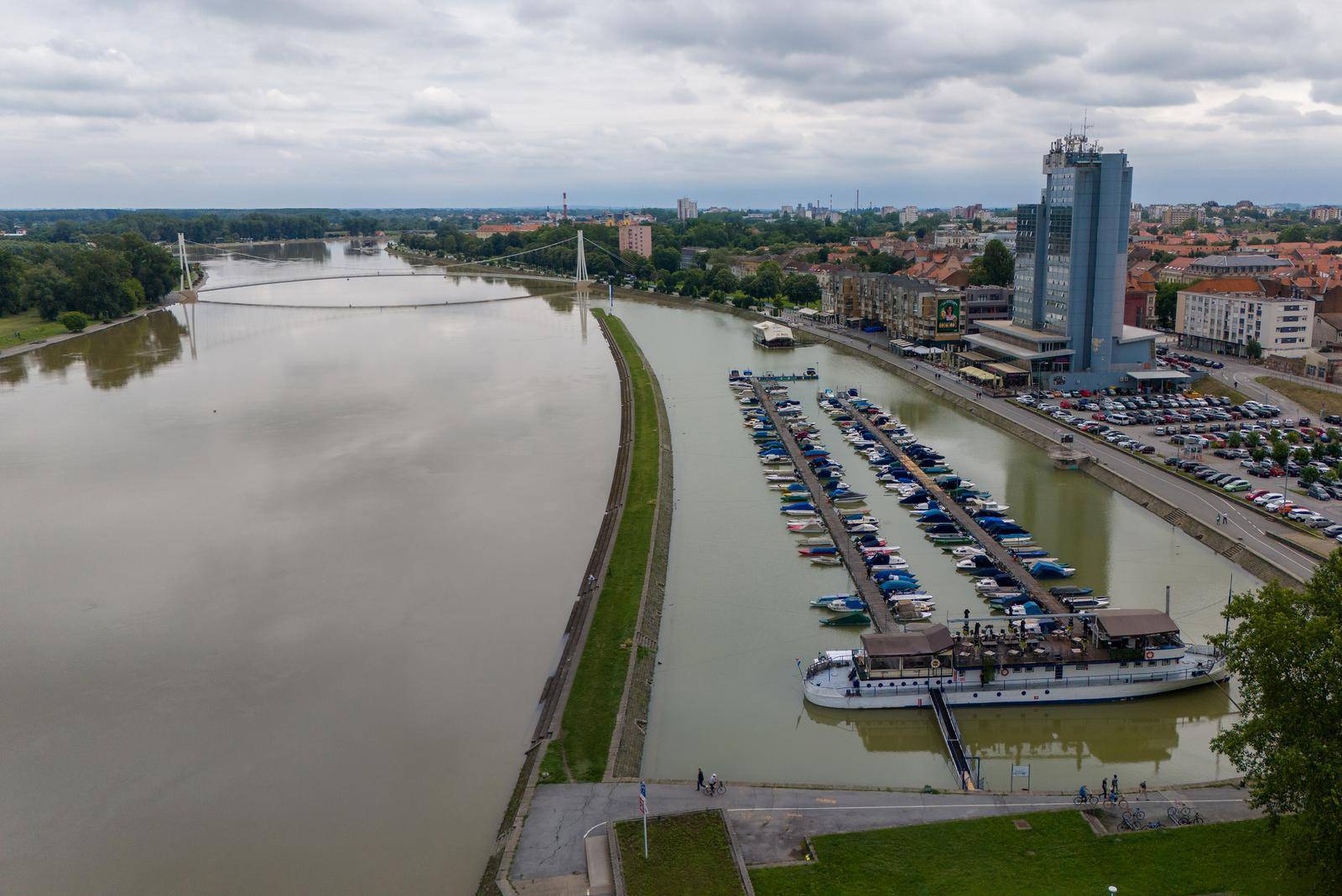 Pogled iz zraka na visoki vodostaj rijeke Drave u Osijeku