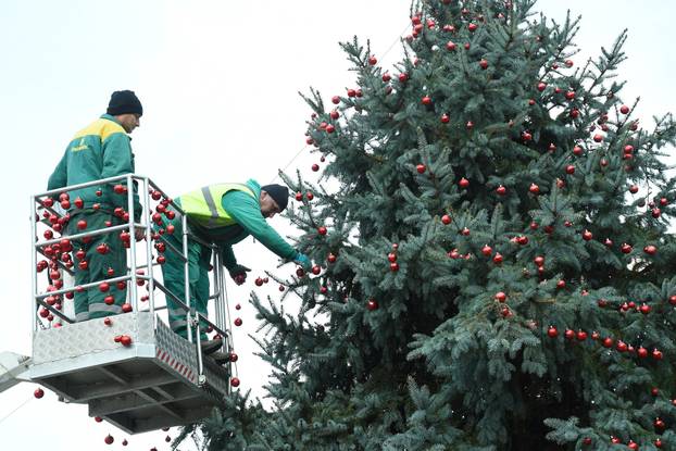 Sisak: Ukrašavanje božićnog drveta u središtu grada