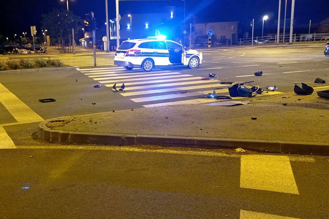Zadar: Pijan se kombijem zabio u semafor, poginuo mu je pas