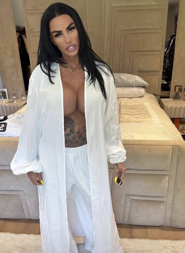 FOTO Sjećate se Katie Price? Evo je opet. Pokrenula 18+ projekt