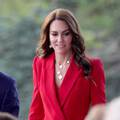 Kate Middleton se na koncertu pojavila u crvenom odijelu koji košta čak više od 1800 eura...
