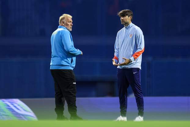 Igači u inspekciji terena  uoči početka kvalifikacijske utakmice Hrvatske i Crne Gore za Svjetsko prvenstvo