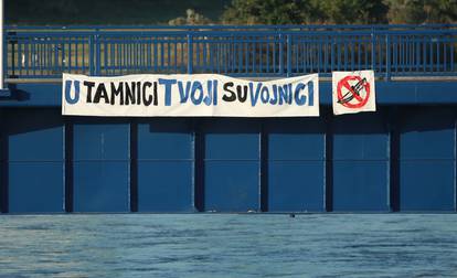 Zagreb:  Bad Blue Boysi transparentom odgovaraju na događaje koji su se desili prethodnih dana