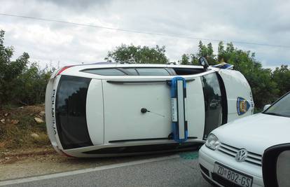 Krivo pretjecanje: Policijski automobil se prevrnuo na bok