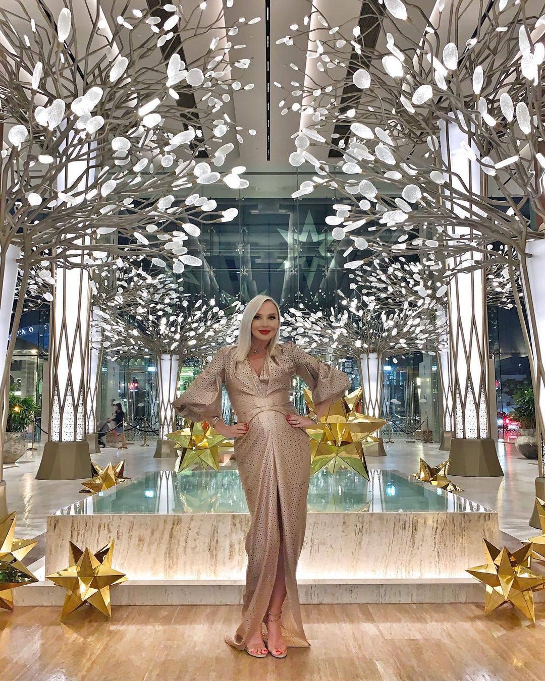 Glamurozni u Dubaiju: Šuput u zlatnoj haljini istaknula trbuh