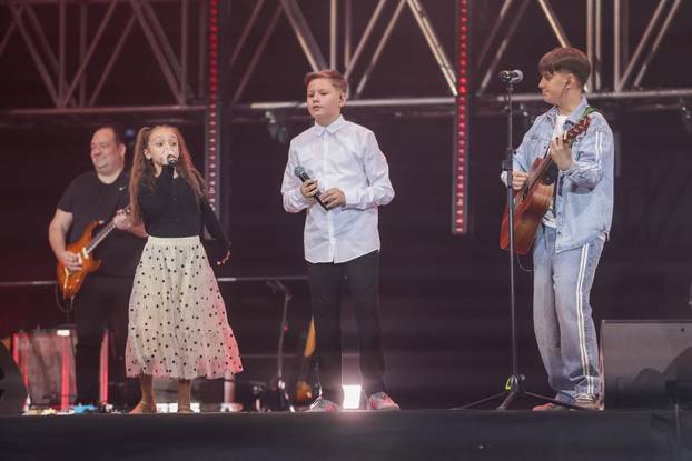 Zagreb: U Areni Zagreb održan koncert "Progledaj srcem"
