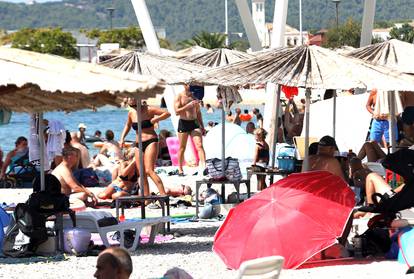 FOTO Plaža u Brodarici je krcata kupačima:  Toplinski val bliži se kraju, pogledajte ljetne prizore