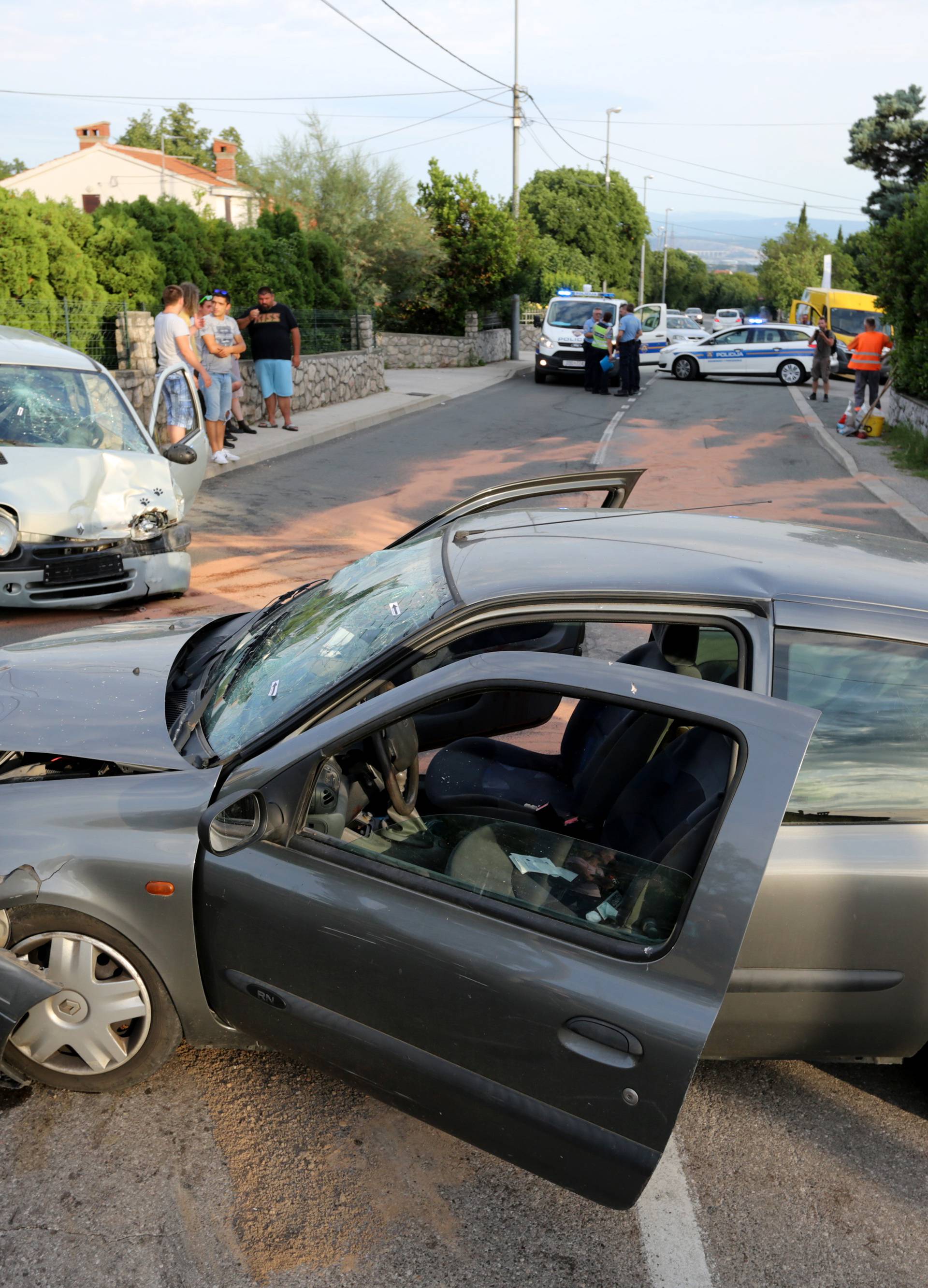 Četvero ljudi je ozlijeđeno u sudaru dva automobila u Rijeci