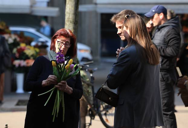 Cvijeće u rukama znak je obilježavanja Međunarodnog dana žena