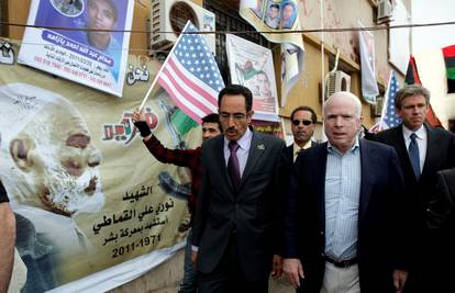 Senator McCain sletio u libijski Bengazi i pozdravio prosvjede