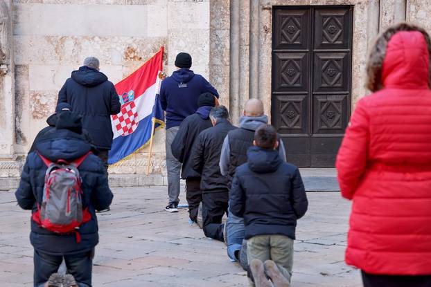 Zadar: Molitelji ispred katedrale sv. Stošije