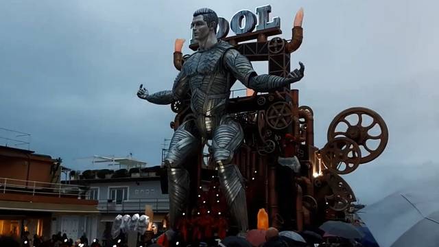 Talijani štuju 'mašinu' Ronalda: Napravili papirnati lik od 15 m